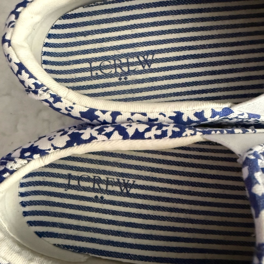 3/$20 ⭐️ j crew Floral Blue and White Slip-On Shoes size 6 - Picture 2 of 5